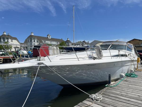 Sea Ray 440 Sundancer 1992 Sea Ray 440 Sundancer yacht docked at marina under clear blue sky.