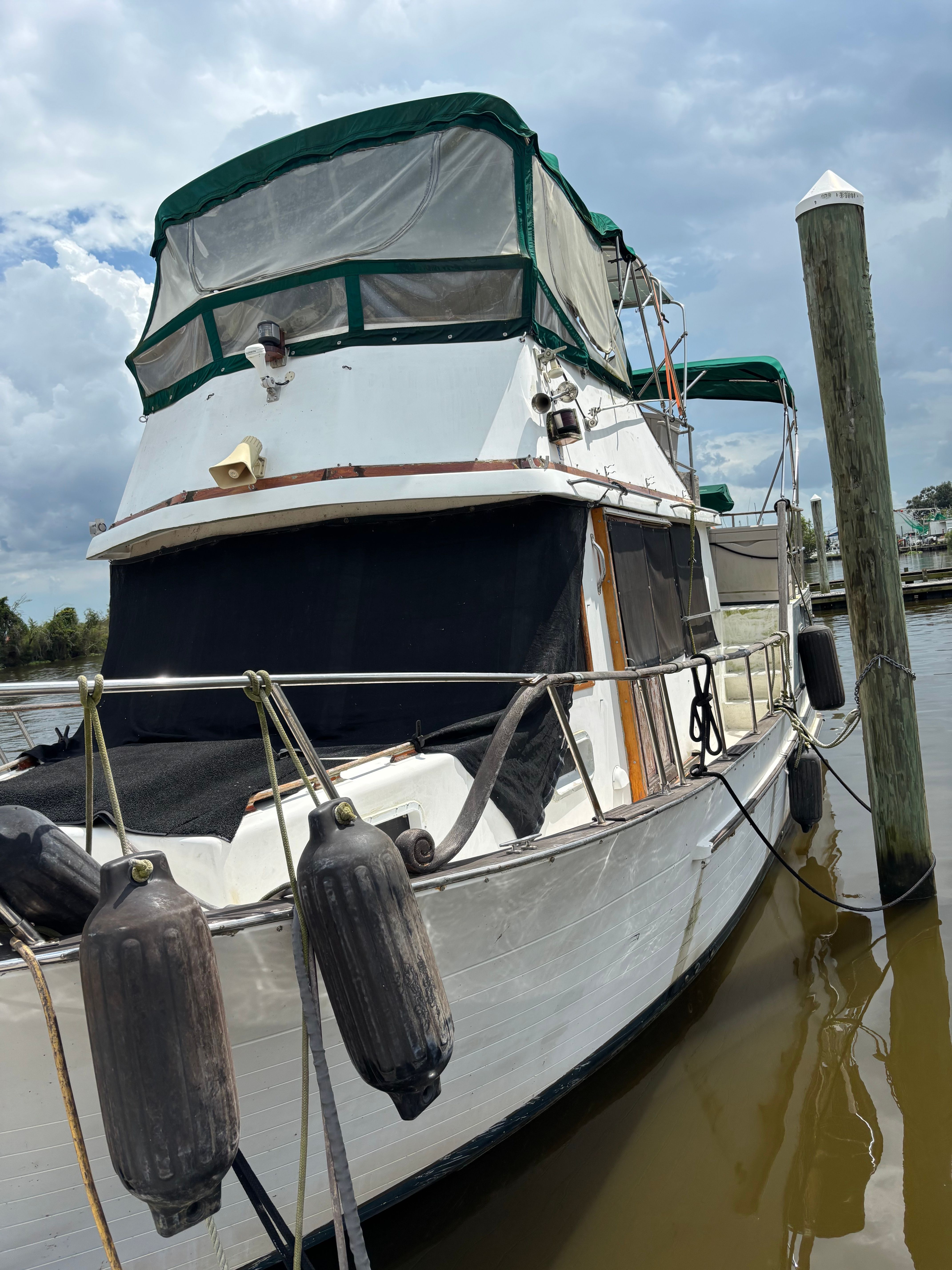 Marine Trader Sundeck 36