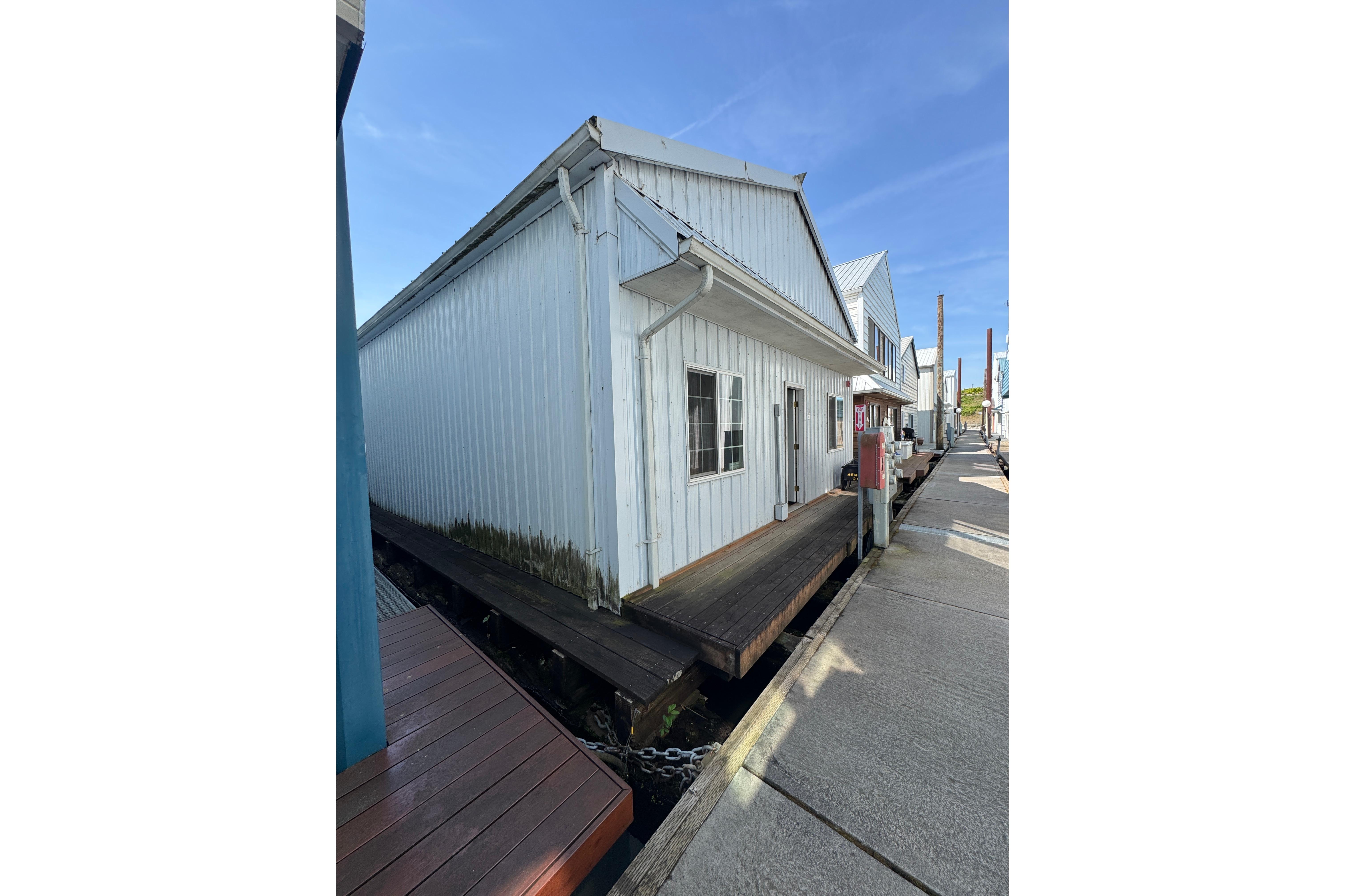 2005 Larson 60' Boat House