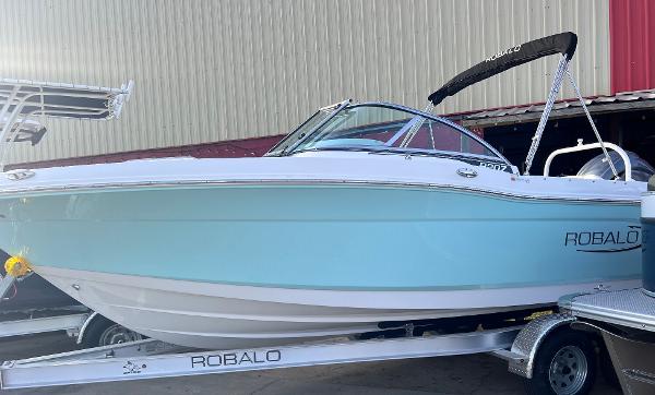 Robalo R207 Dual Console