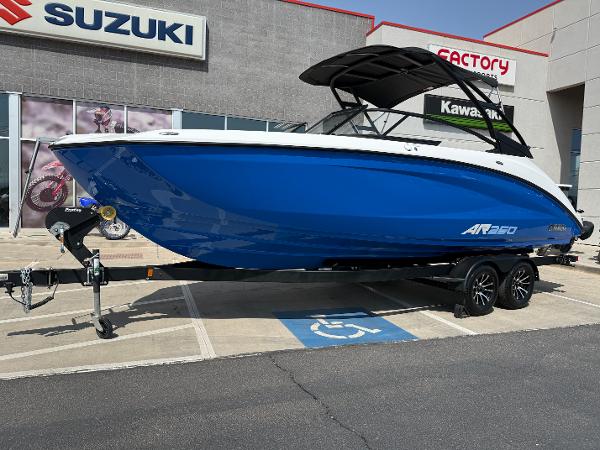 Yamaha Boats AR250 2025 Yamaha AR250 boat in blue, displayed at a dealership, on a trailer.
