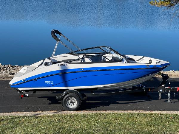 Yamaha Boats SX195 2025 Yamaha Boats SX195 on trailer by a lake.