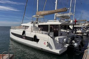 Bali 4.4 2022 Bali 4.4 catamaran docked at marina, featuring modern design and spacious deck.