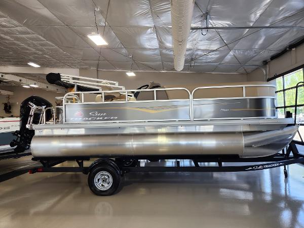 2024 Sun Tracker Party Barge 18 DLX
