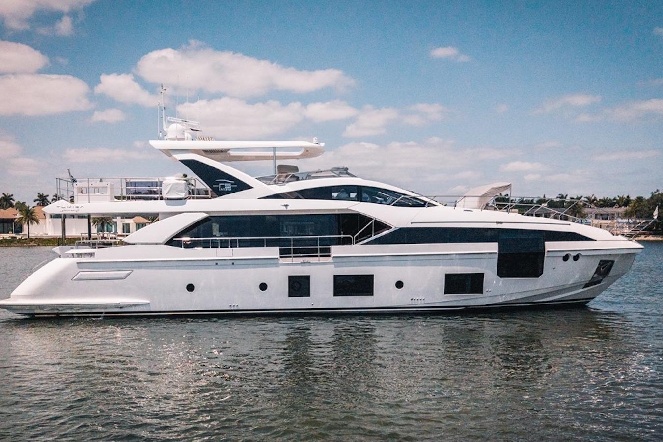 Azimut Grande 27 METRI 2024 Azimut Grande 27 METRI luxury yacht on calm water under blue sky.