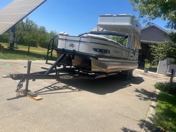 2022 Avalon Entertainer funship