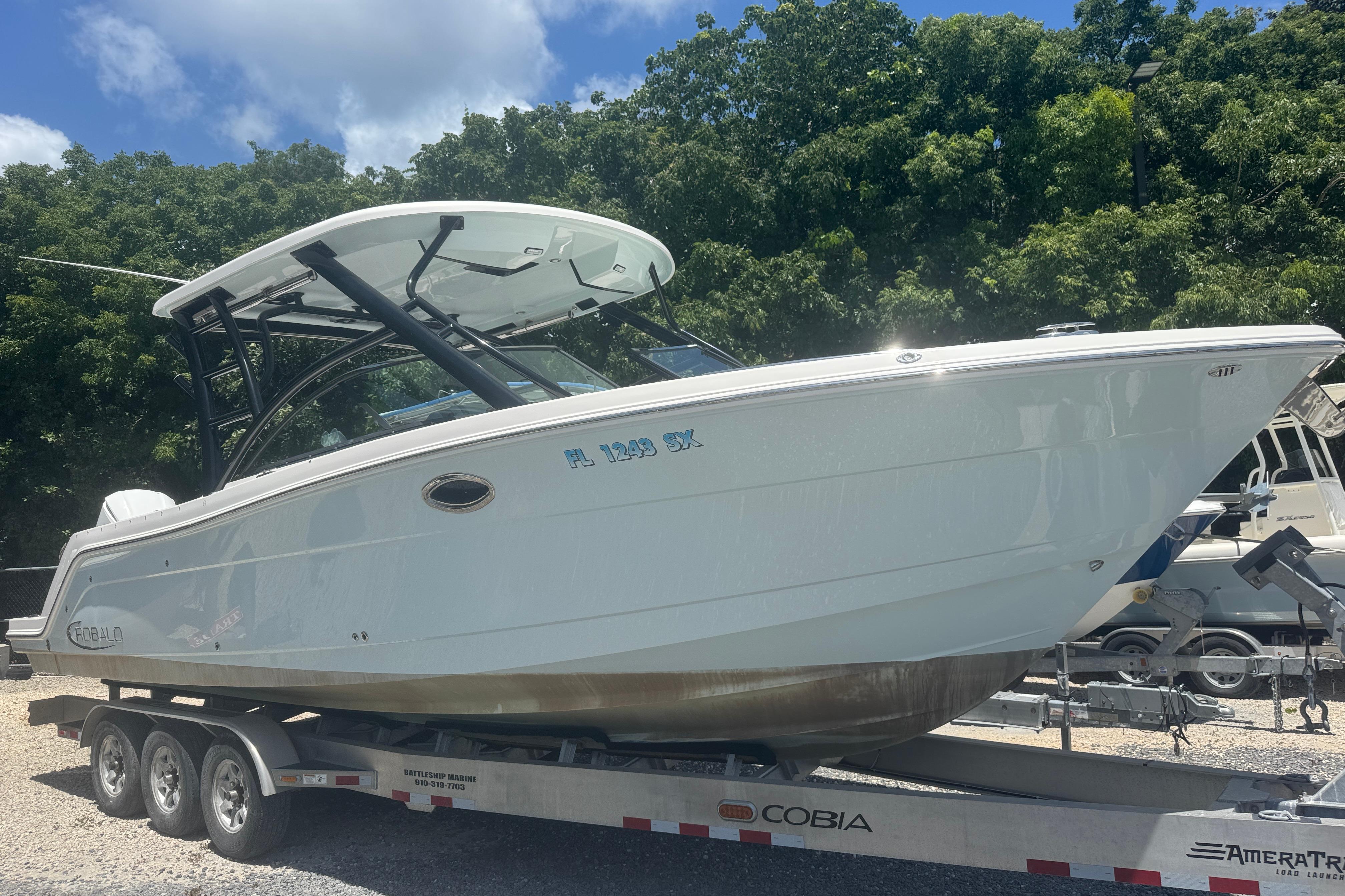 2021 Robalo R317 Dual Console