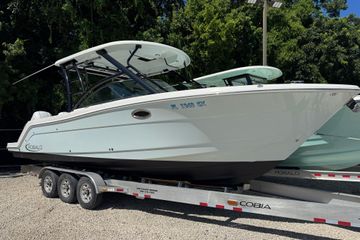 2021 Robalo R317 Dual Console
