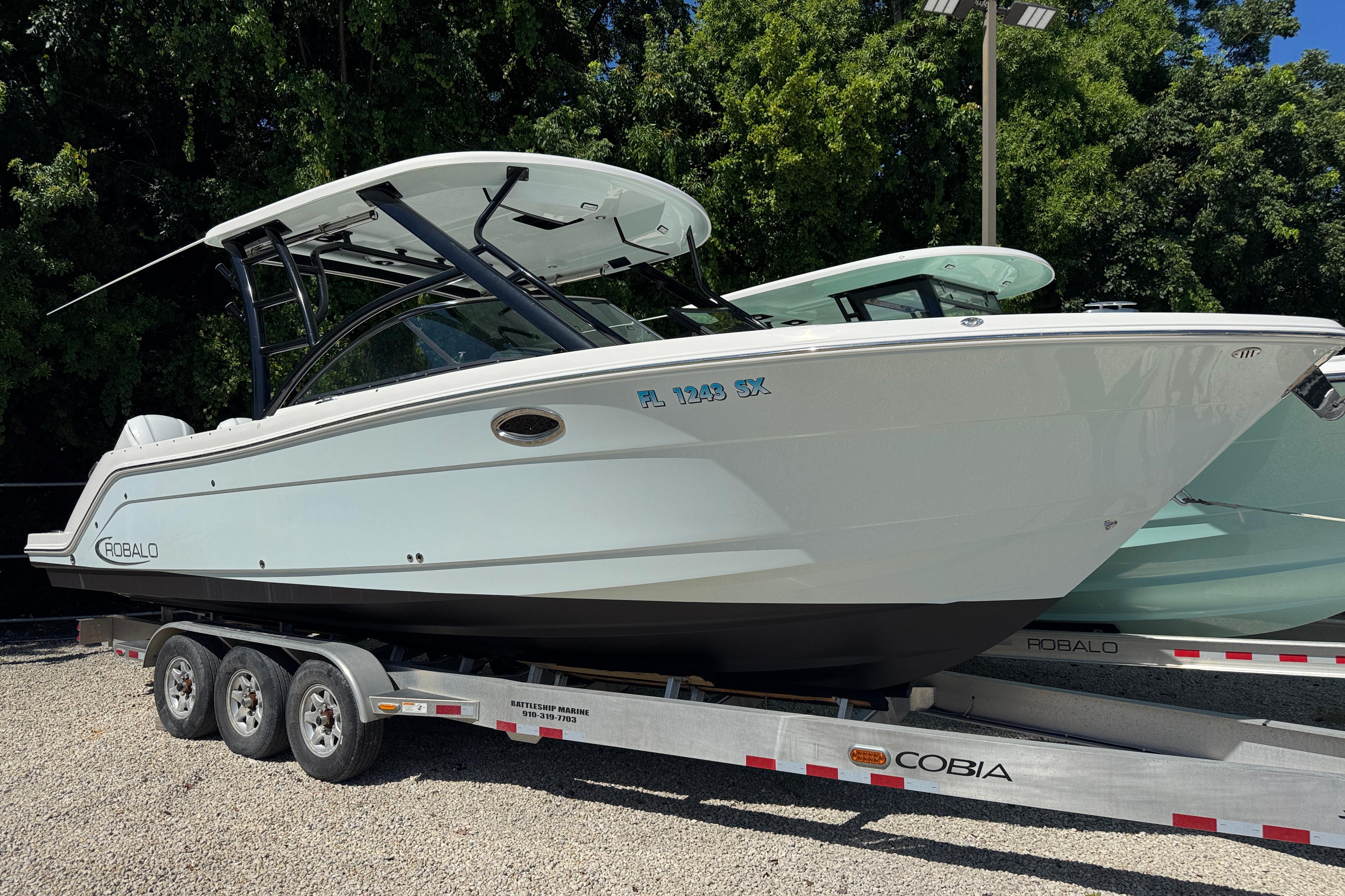 2021 Robalo R317 Dual Console