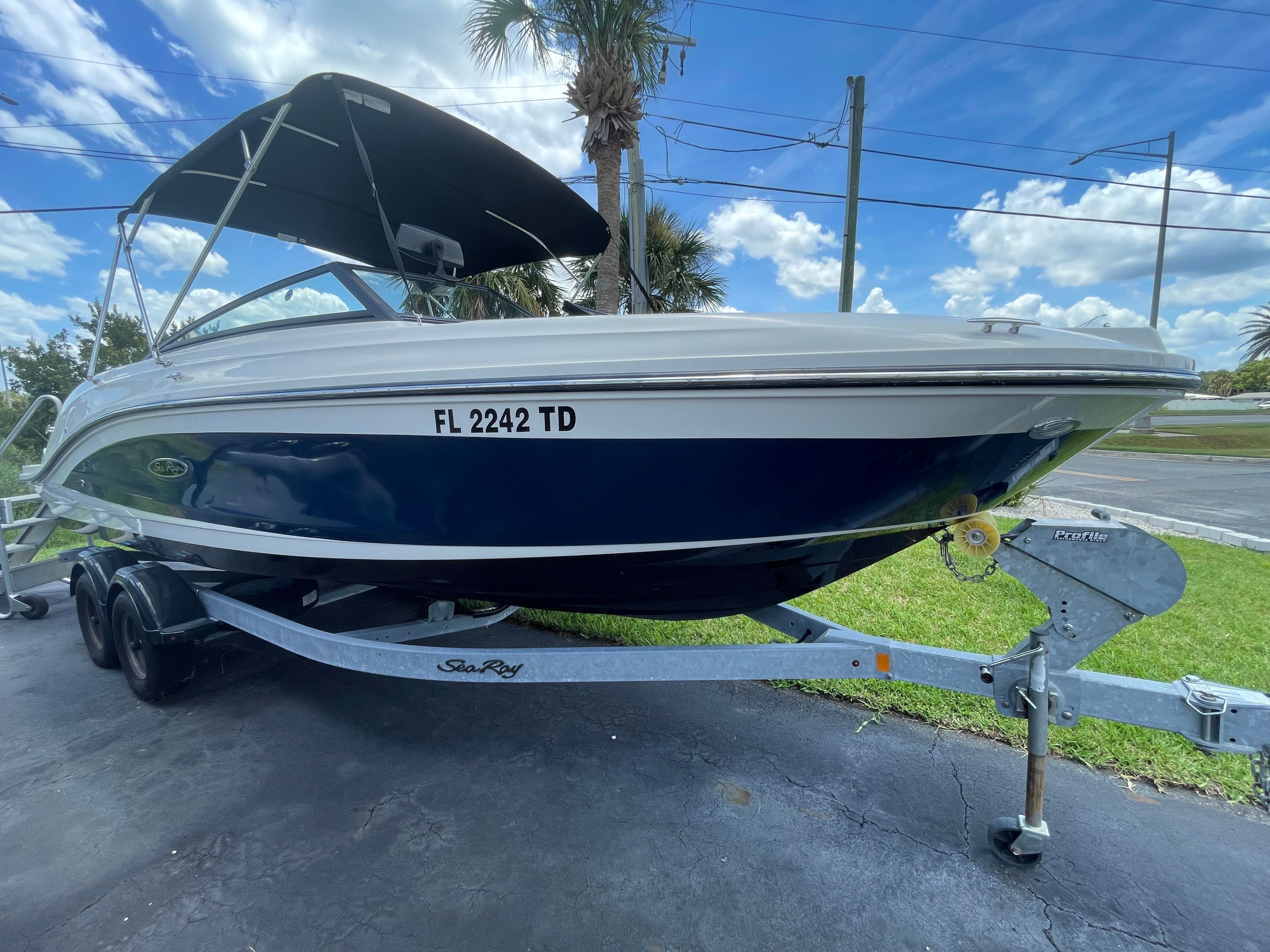 2022 Sea Ray SPX 230 Outboard