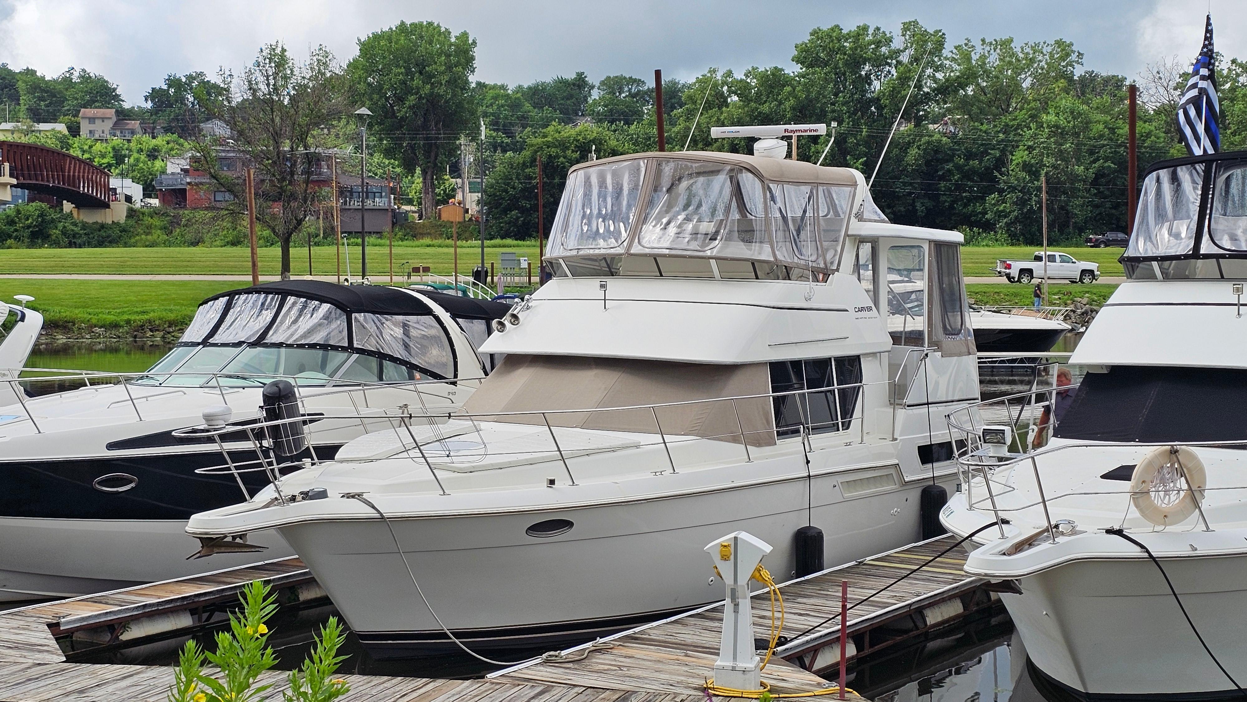 1997 Carver 355 Motor Yacht