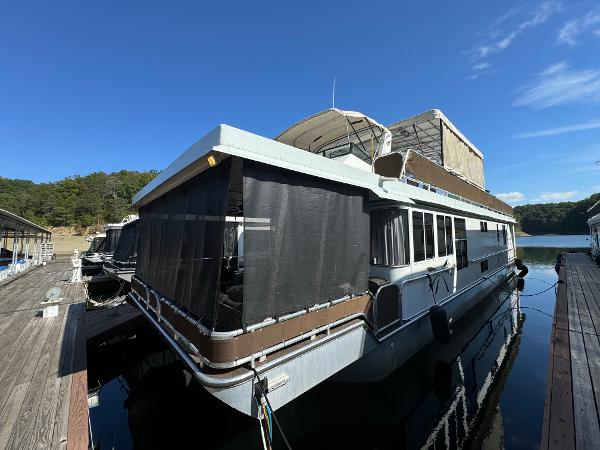 Horizon 16x66 2012 Horizon 16x66 houseboat docked on a sunny day.