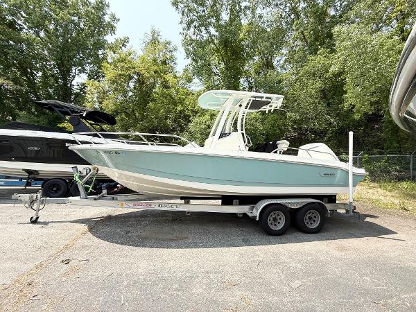 2022 Boston Whaler 220 Dauntless