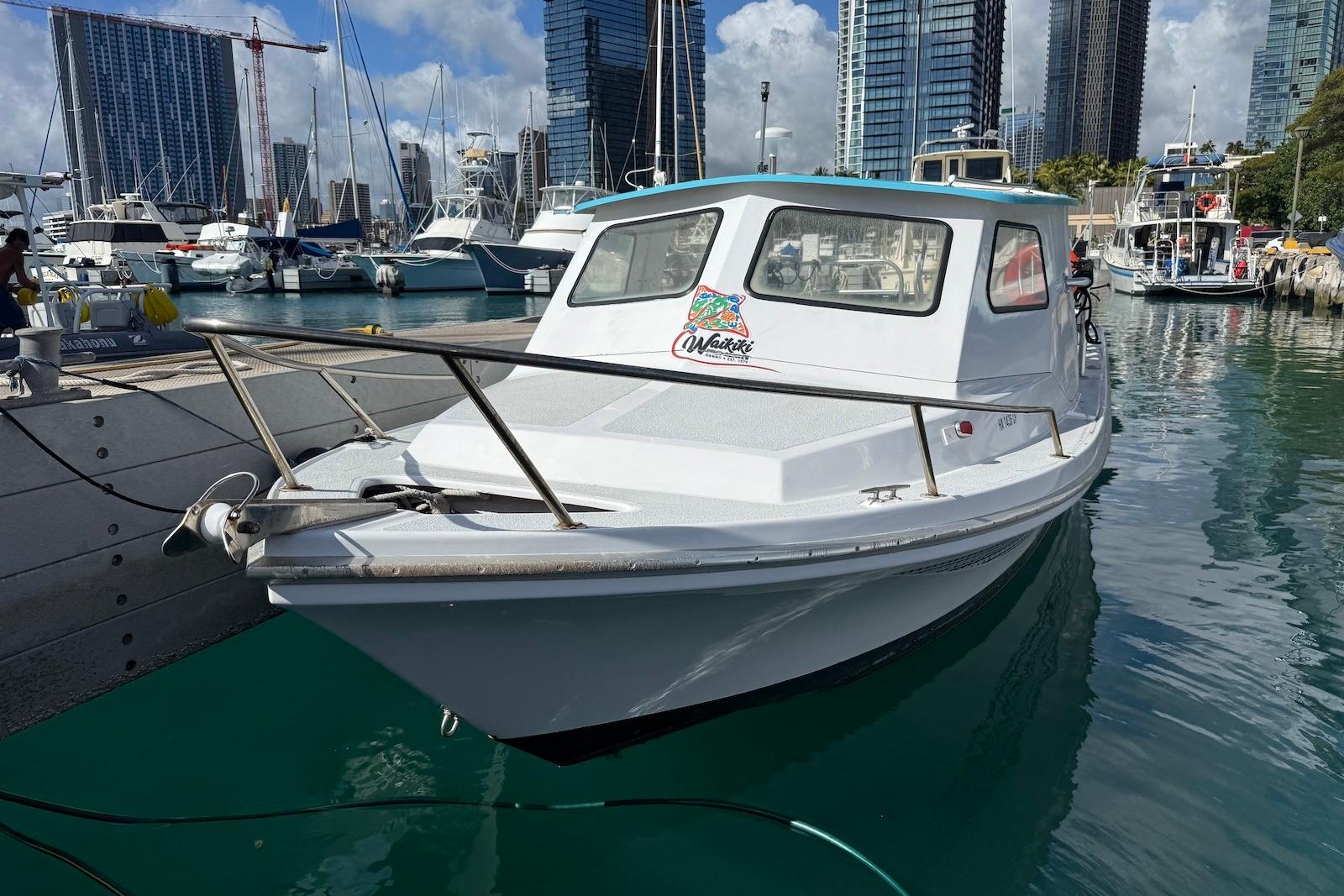 Force Force 25 1999 Force 25 boat docked in a marina with city skyline background.
