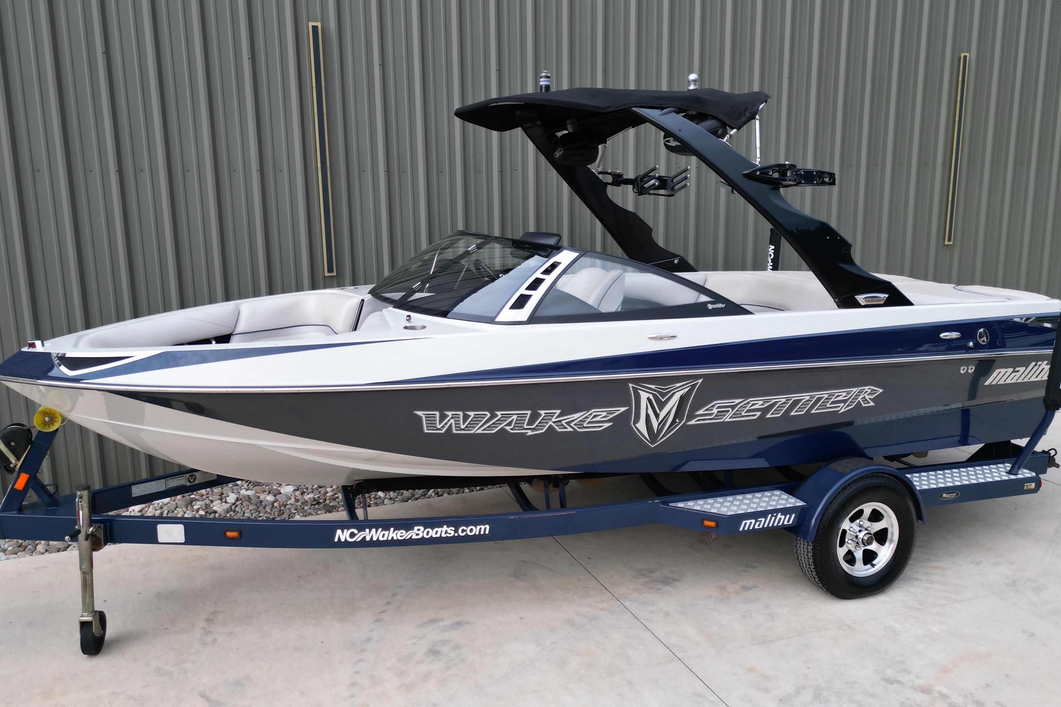 Malibu Wakesetter VTX 2009 Malibu Wakesetter VTX boat on trailer, parked outdoors, side view.