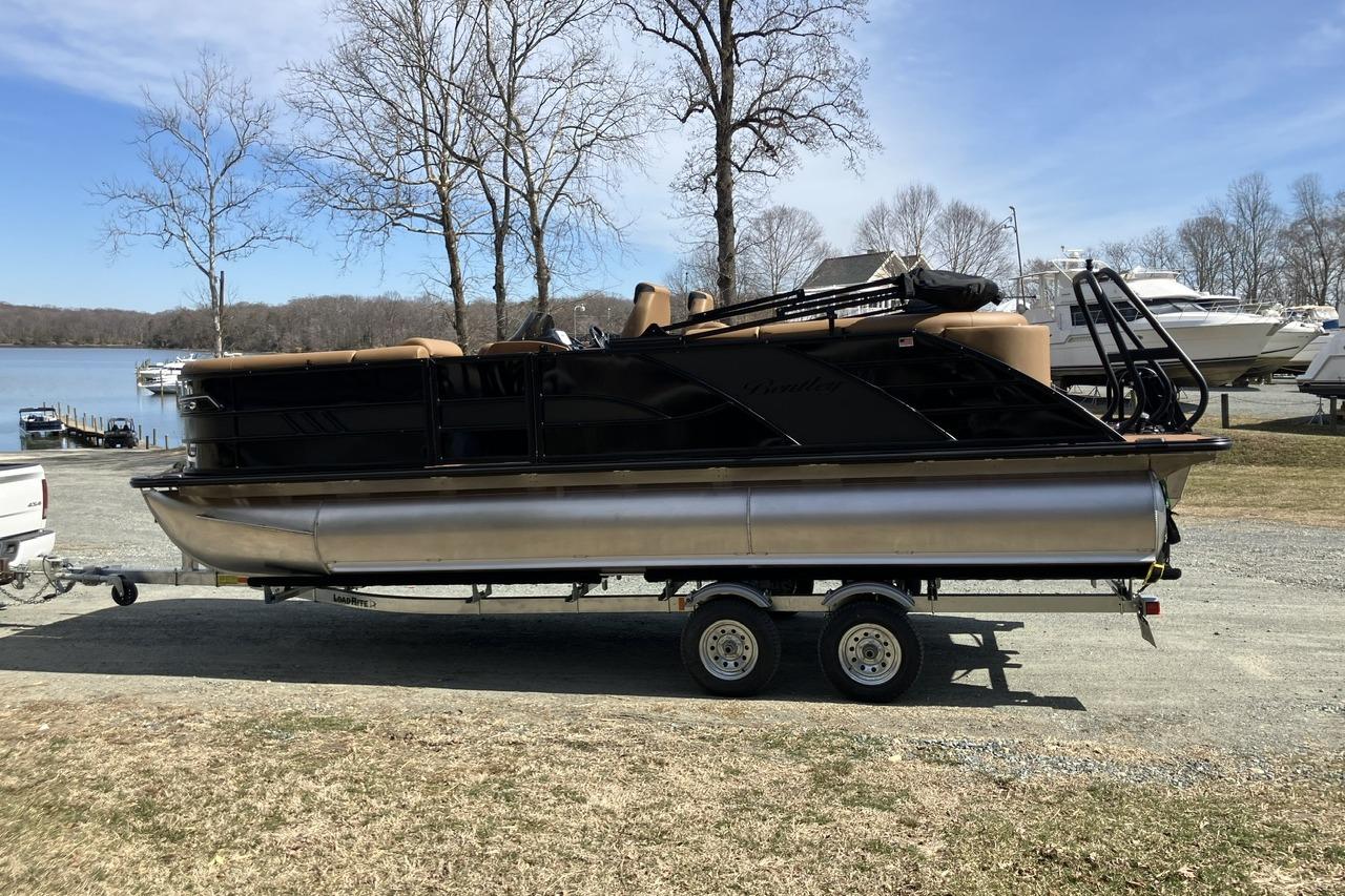 Bentley Pontoons 223 ELITE ADMIRAL 2026 Bentley Pontoons 223 Elite Admiral on trailer by lakeside.