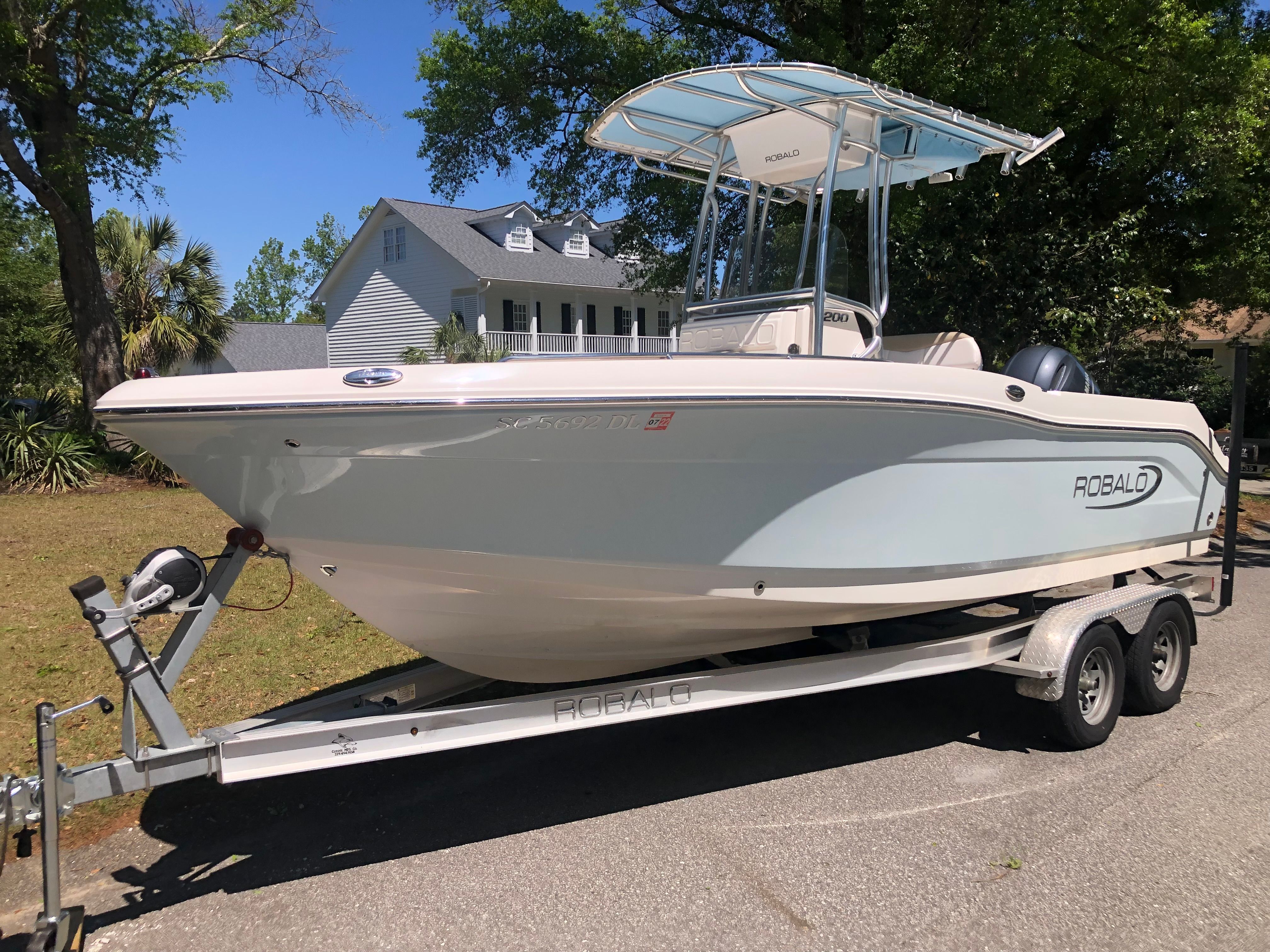 2019 Robalo R200 Center Console