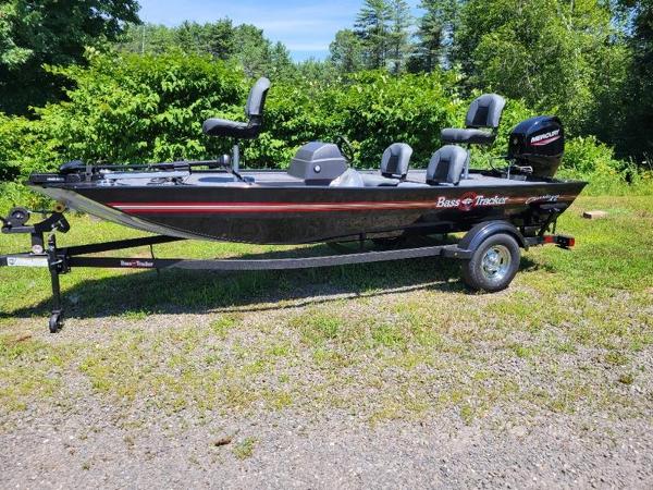 Tracker BT CLASSIC XL 2024 Tracker BT CLASSIC XL fishing boat on a trailer in a grassy area.