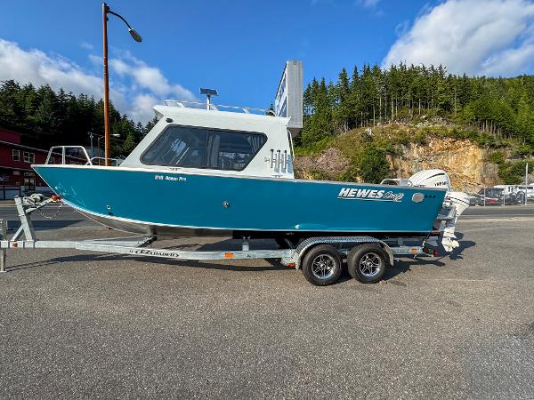 Hewescraft 240 Ocean Pro ET HT 2024 Hewescraft 240 Ocean Pro ET HT boat on trailer, parked outdoors.