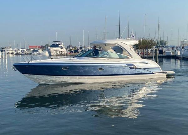 Formula 350 Sun Sport 2021 Formula 350 Sun Sport boat docked in a marina.