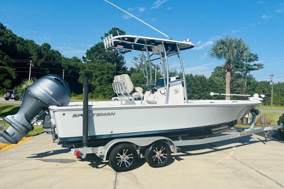 2021 Sportsman Masters 227 Bay Boat