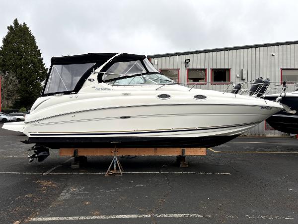 Sea Ray Sundancer 280 2001 Sea Ray Sundancer 280 boat on display in a parking lot.