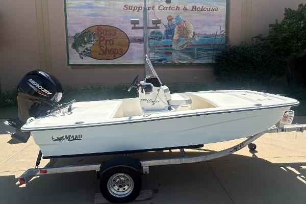Mako Pro Skiff 13 CC 2024 Mako Pro Skiff 13 CC boat on trailer, displayed outdoors.