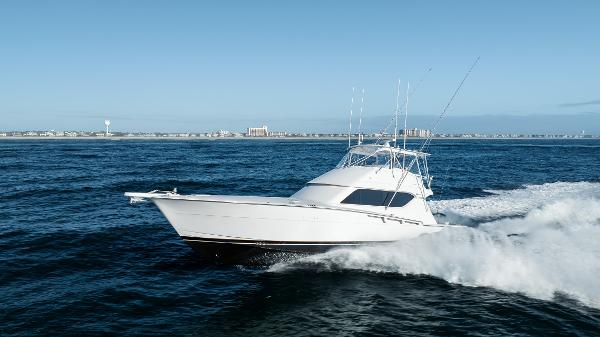 Hatteras 60 Convertible 2000 Hatteras 60 Convertible yacht cruising on open water.