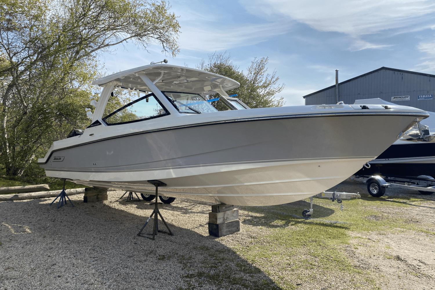 Boston Whaler 16 Ventura W /Bow rail Trailerable fishing Boat