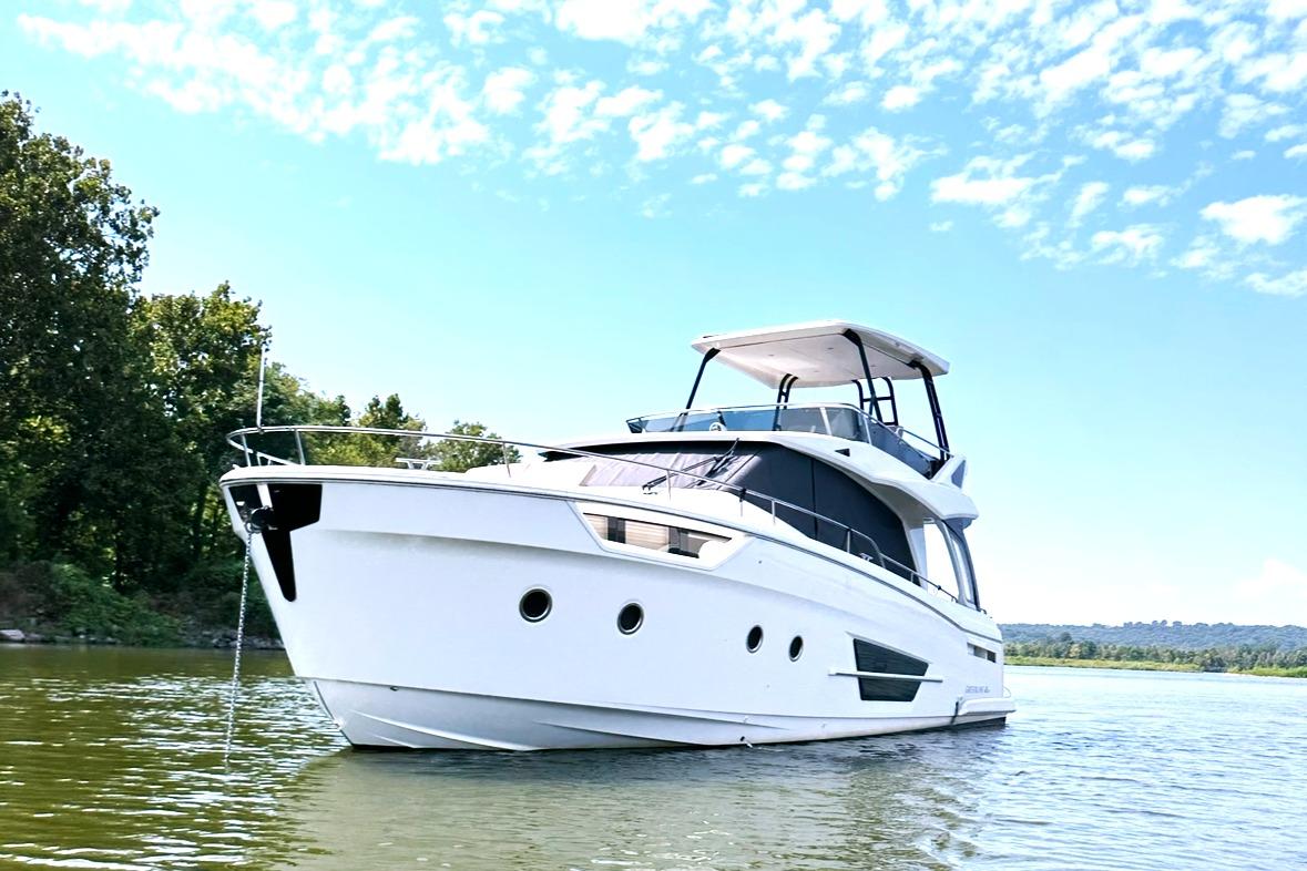 2022 Greenline 45 Fly with Hardtop & Solar Panels