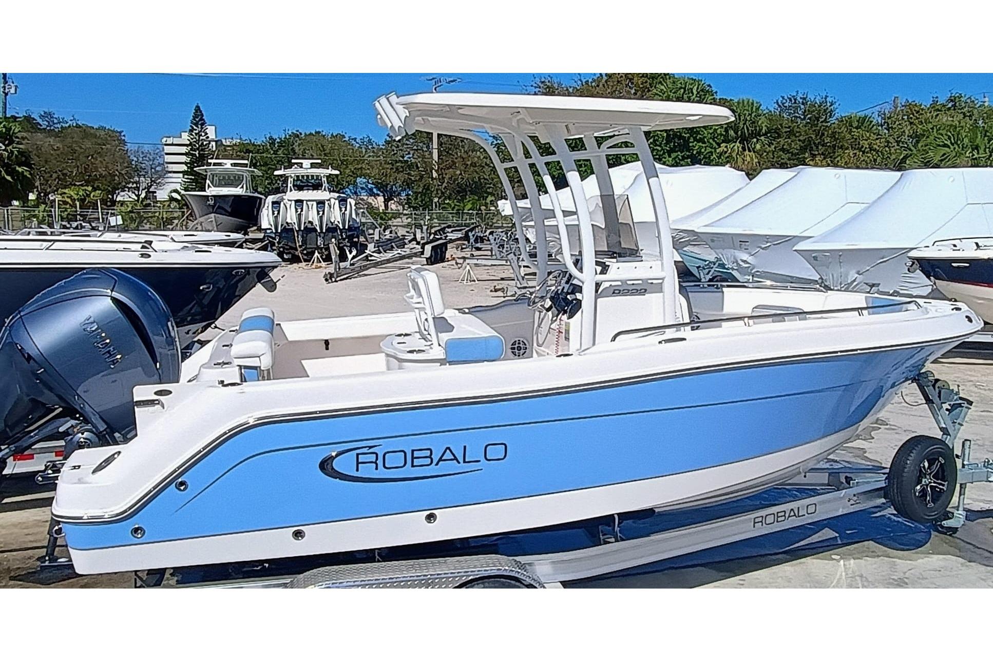 Robalo R222 Center Console