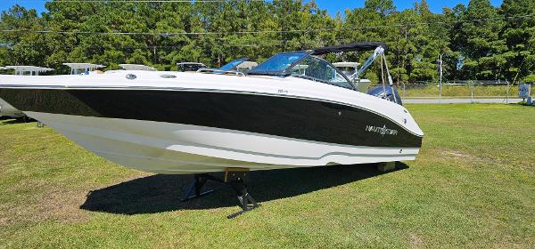 NauticStar 223 DC Deck