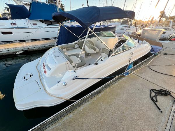 2005 Sea Ray 220 Bow Rider