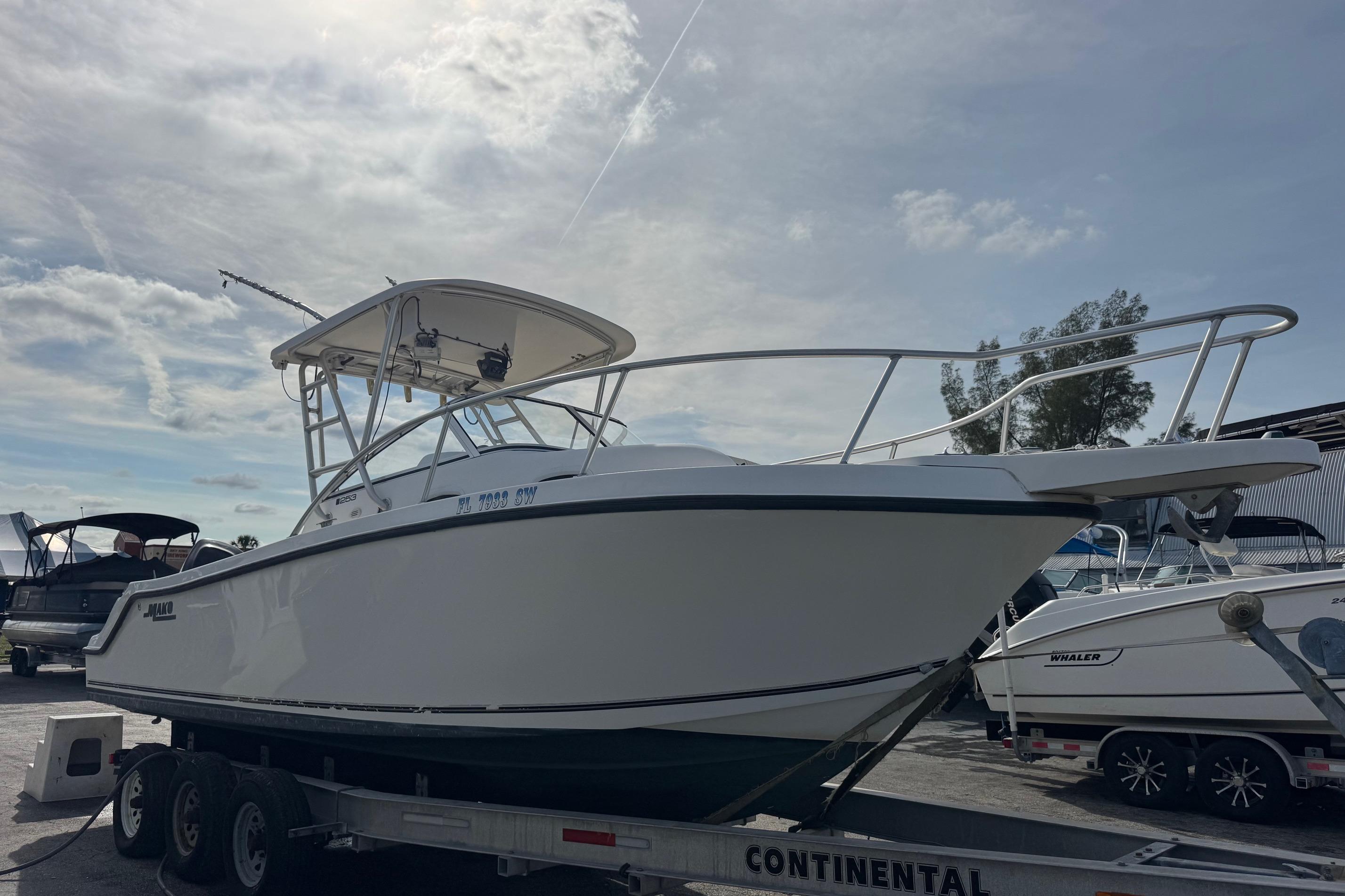 2006 Mako 253 Walk Around