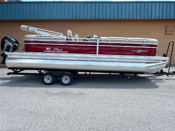 2024 Sun Tracker Party Barge 24 DLX