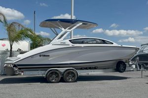 Yamaha Boats 275SD 2025 Yamaha Boats 275SD on trailer, sleek design, parked outdoors under blue sky.