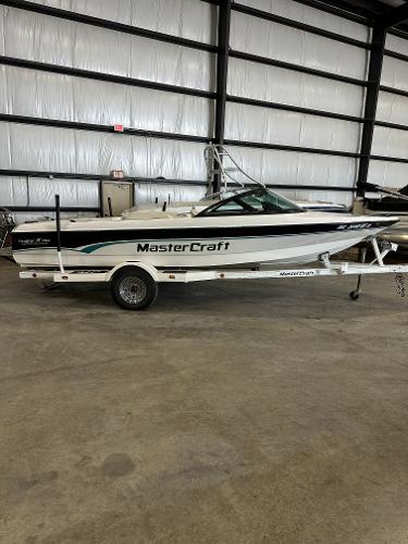 MasterCraft Pro Star 190 1998 MasterCraft Pro Star 190 boat on trailer in indoor storage facility.