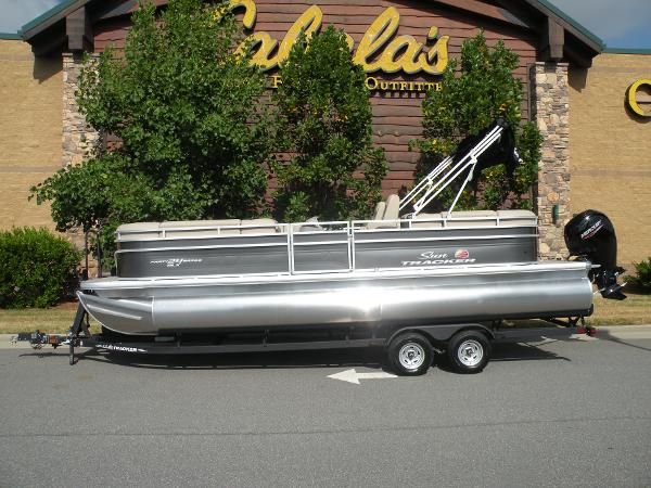2024 Sun Tracker Party Barge 24 DLX