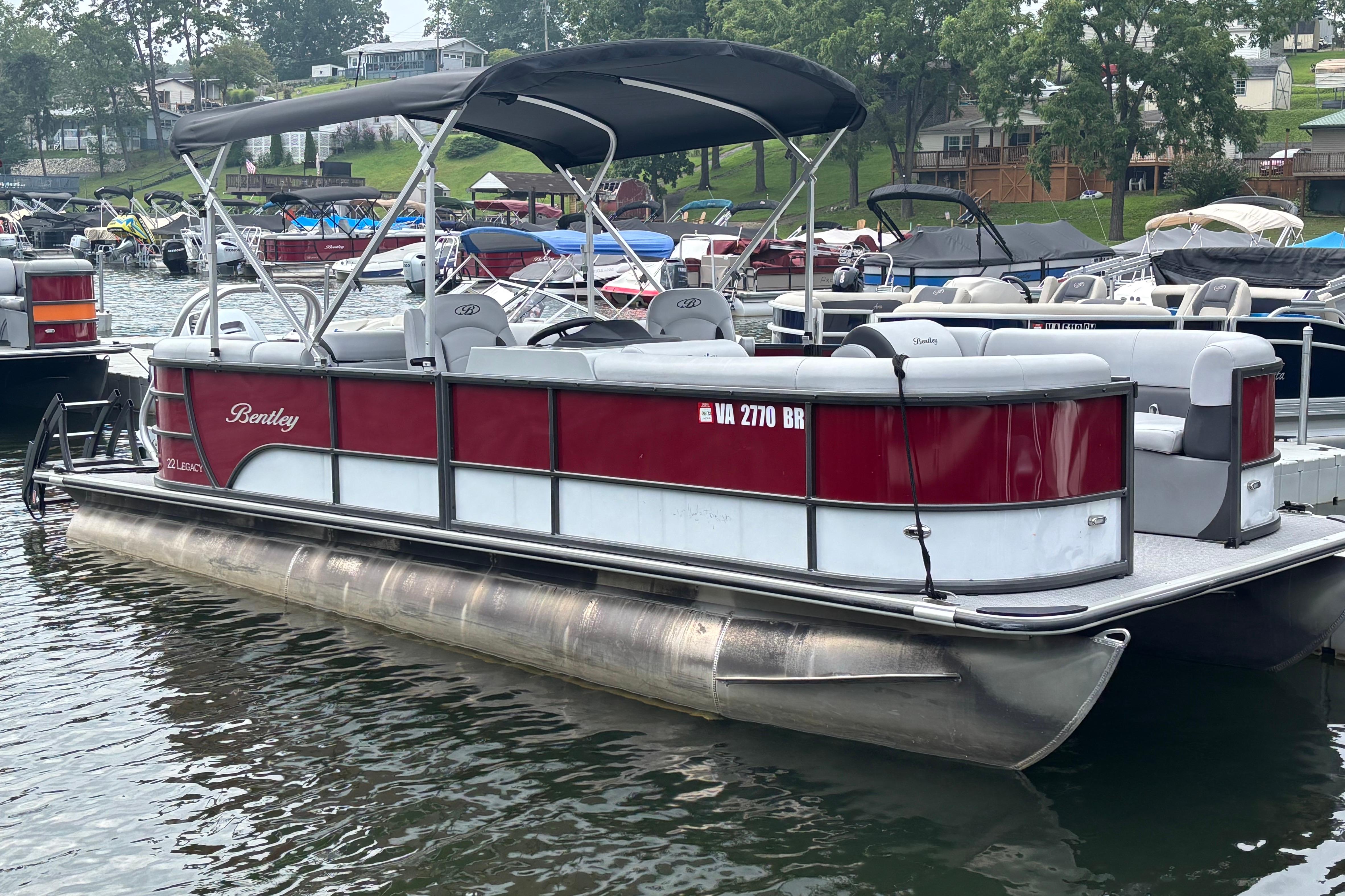 Bentley Pontoons Legacy Navigator 2025 Bentley Pontoons Legacy Navigator on a lake, featuring a sleek red and white design.