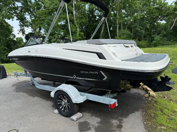 2022 Bayliner VR5 Bowrider I/O