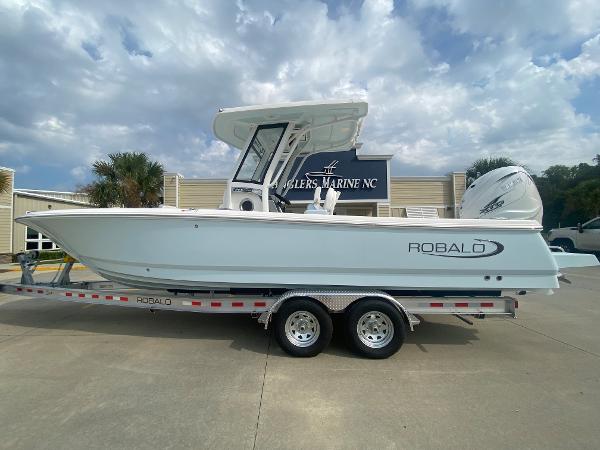 Robalo 266 Cayman 2024 Robalo 266 Cayman boat on a trailer at a dealership.