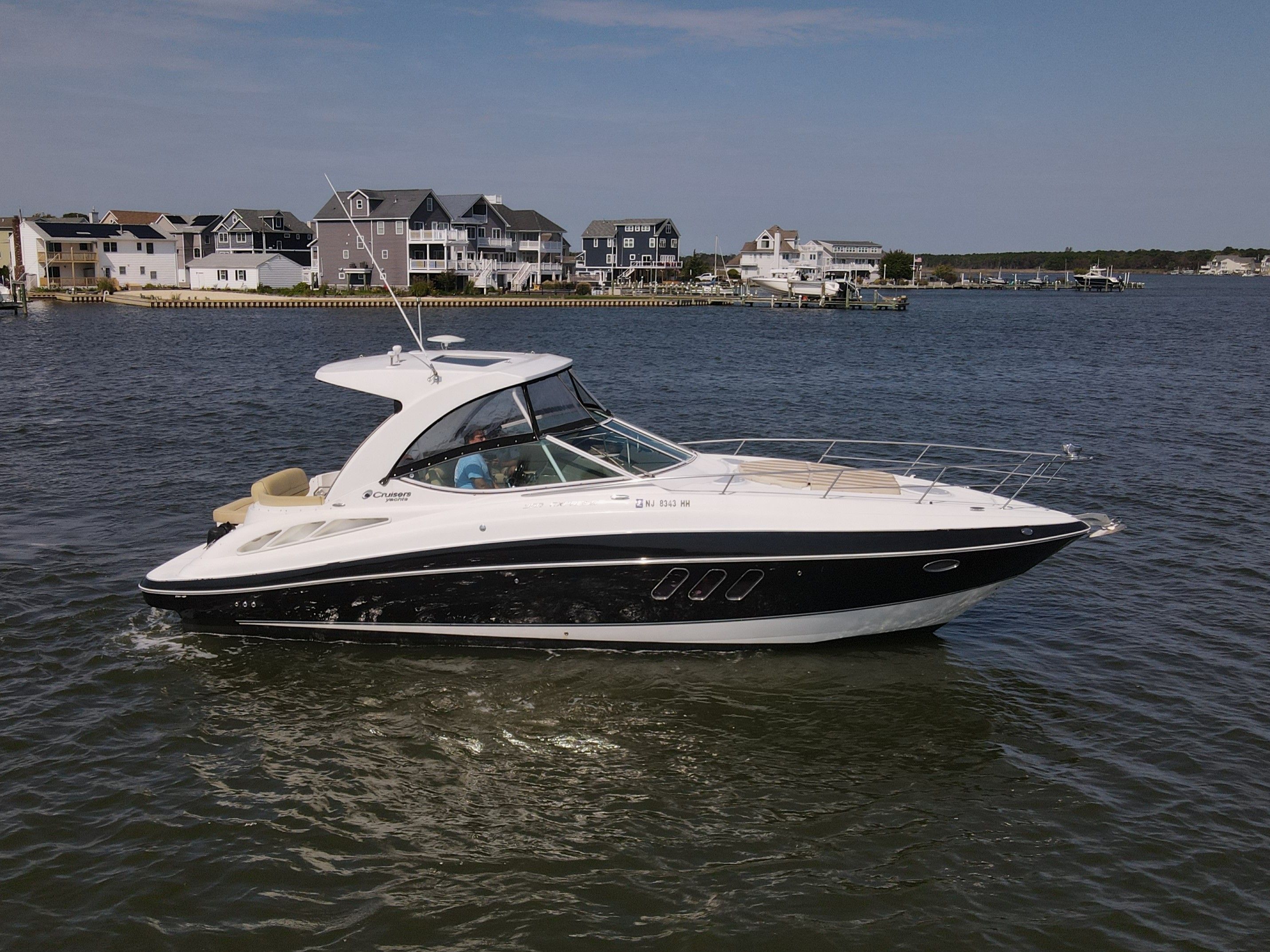 2012 Cruisers Yachts 350 Express
