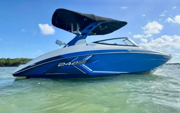 Yamaha Boats 242X E-Series 2019 Yamaha Boats 242X E-Series on clear water under blue sky.