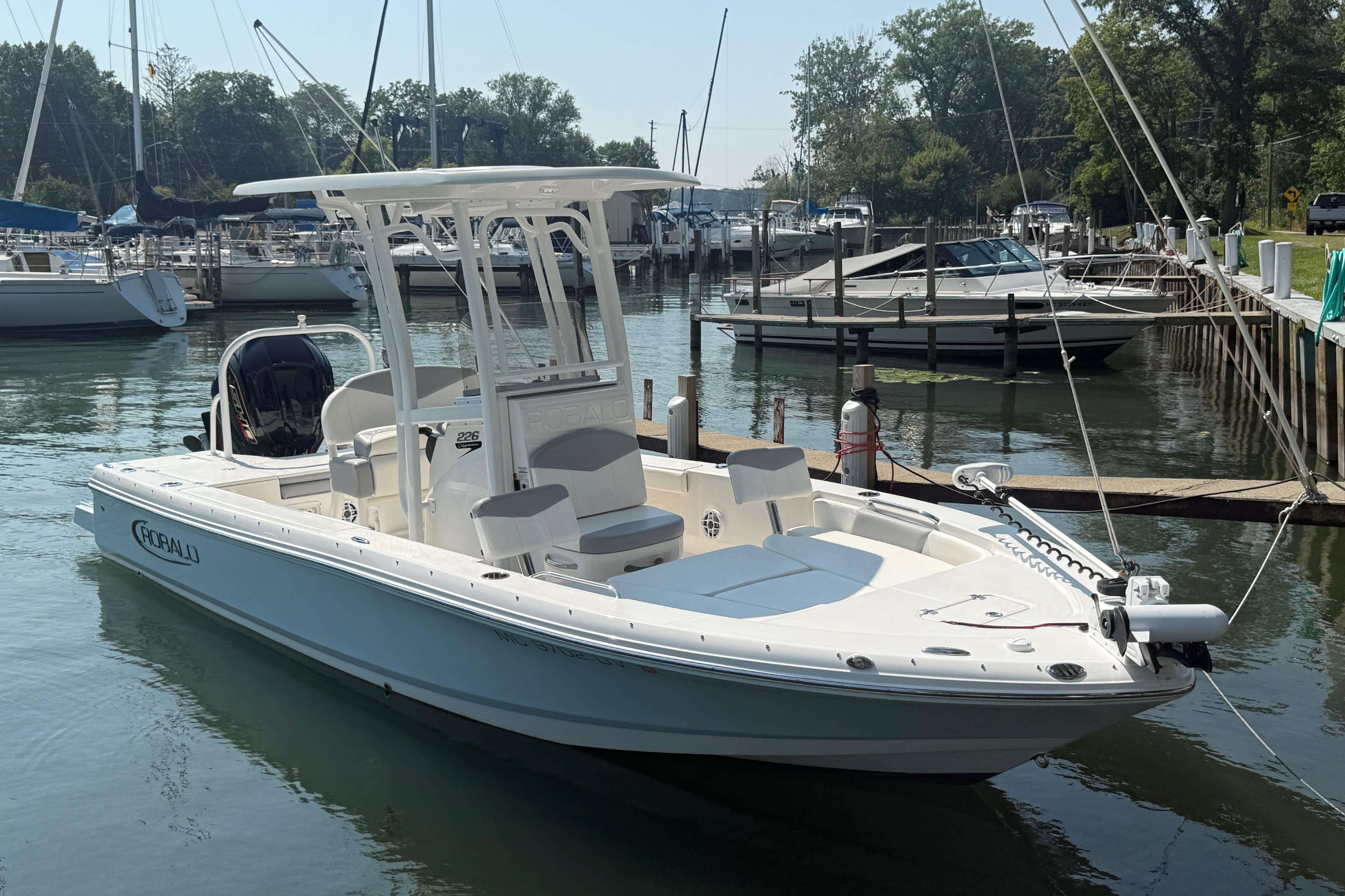2022 Robalo 226 Cayman