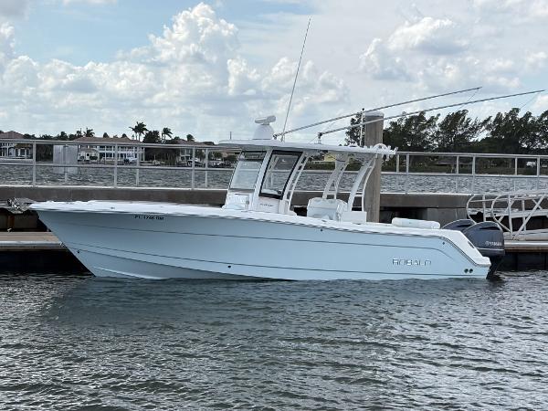 Robalo R302 Center Console 2018 Robalo R302 Center Console boat docked on calm water.