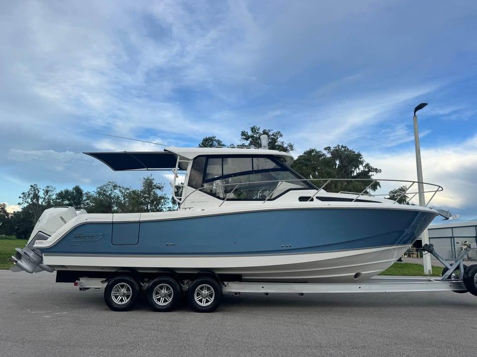 2023 Boston Whaler 325 Conquest