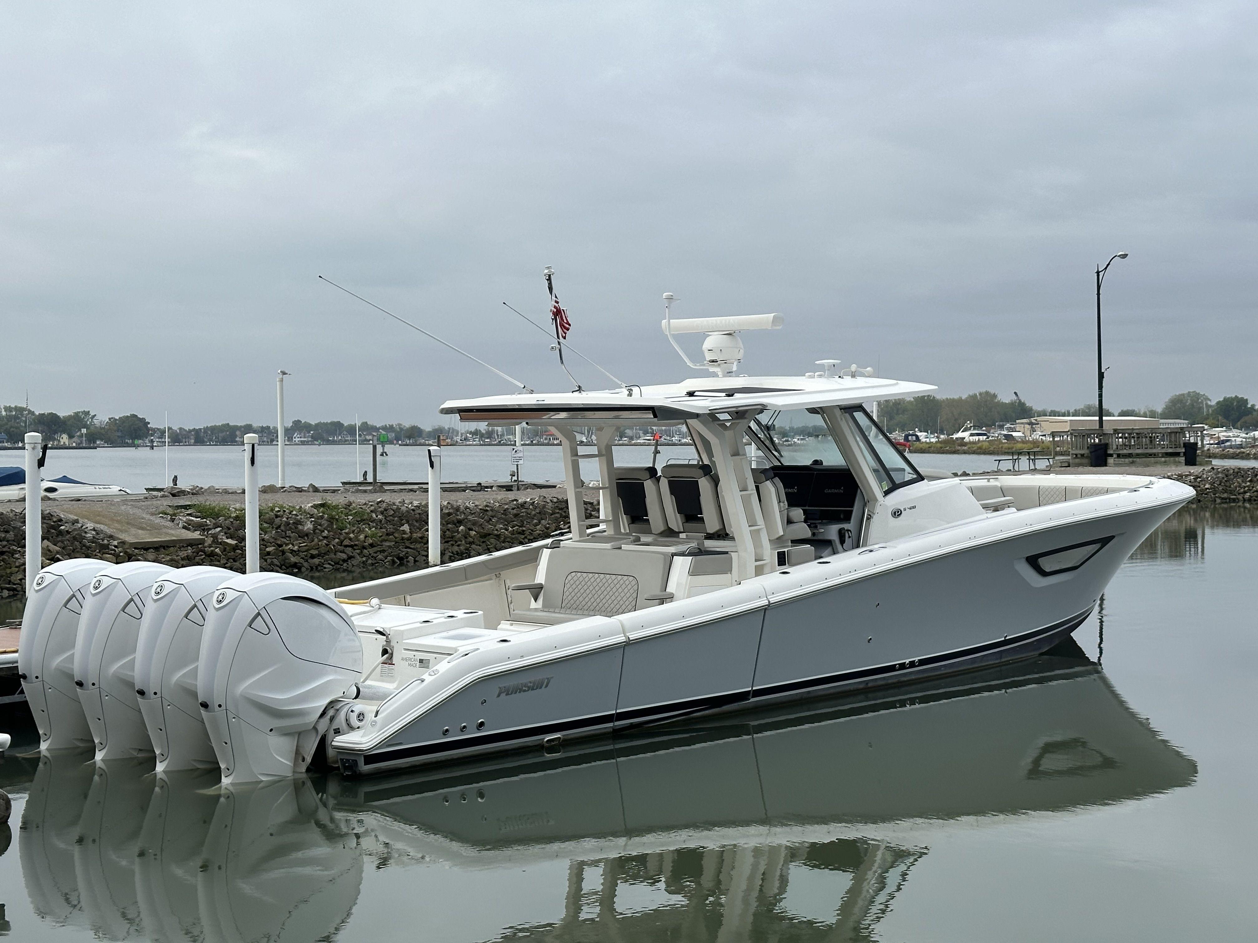 Pursuit S 428 Image 1