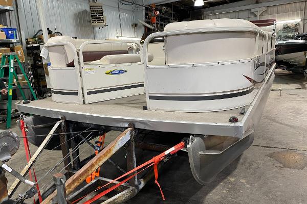Crestliner 2185 Batata Bay 2007 Crestliner 2185 Batata Bay pontoon boat in a storage facility.