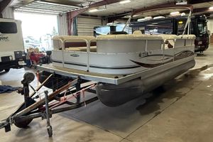 Crestliner 2185 Batata Bay 2007 Crestliner 2185 Batata Bay pontoon boat in a garage setting.