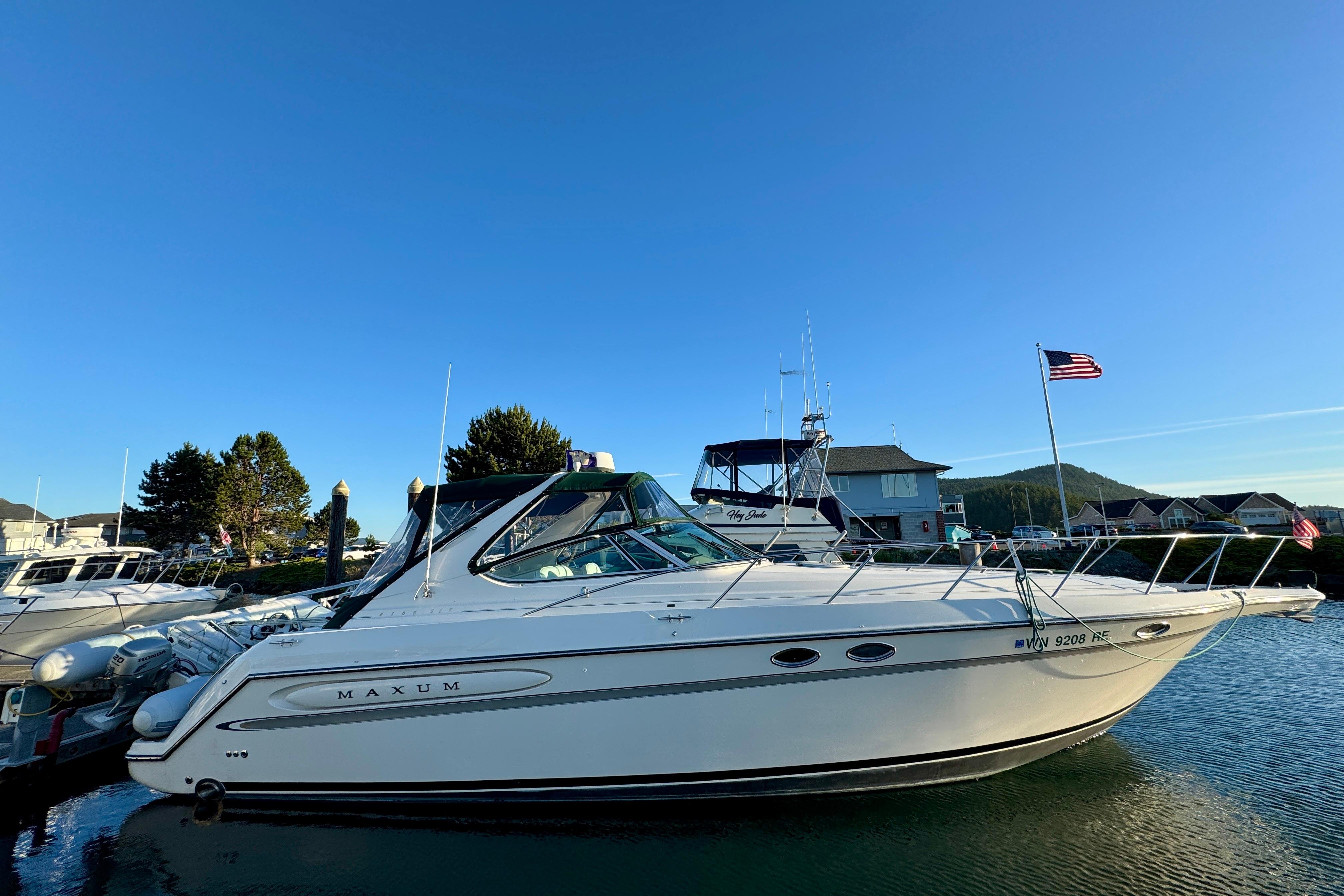 Maxum 4100 SCR 1996 Maxum 4100 SCR yacht docked in a marina under clear blue skies.